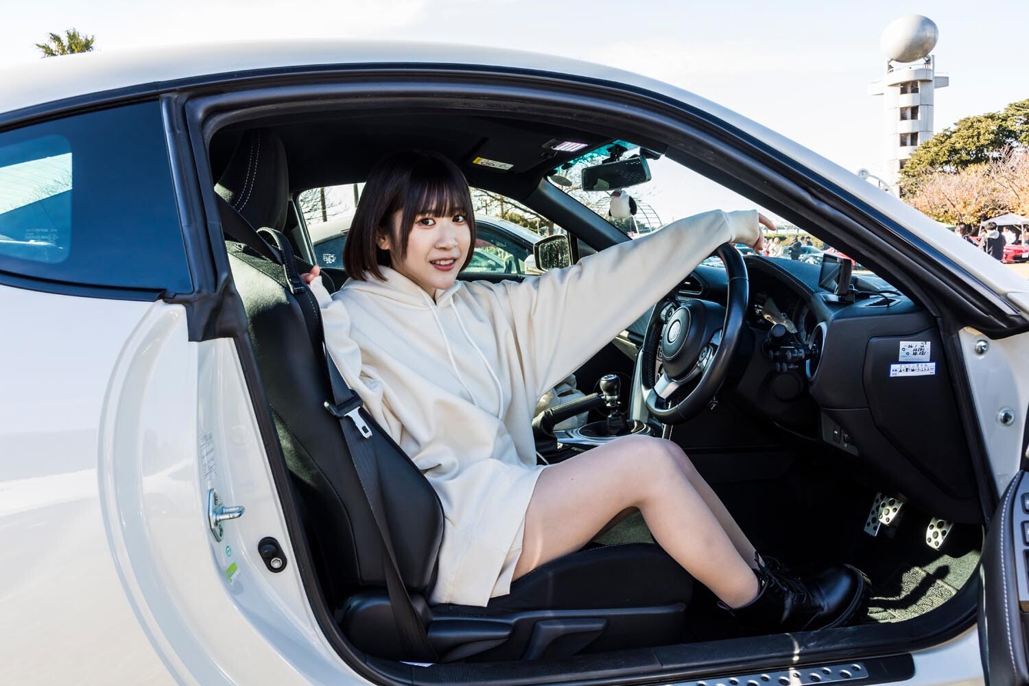 彼女の初マイカーはトヨタ「86」のMT車！ マツダ「RX−7」と迷って選んだ理由とは？ 趣味だけで毎月2000キロも走破して楽しんでます！