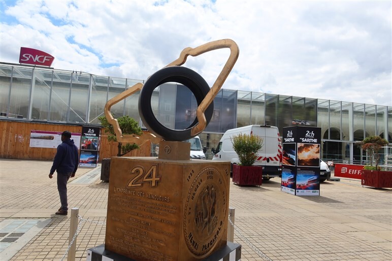 レースなんて誰も見てないじゃん！　大量のビール、お化け屋敷、フェス…ル・マン24hは楽しければ何でもアリなお祭りだった