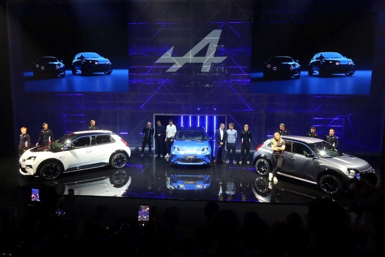 レースなんて誰も見てないじゃん！　大量のビール、お化け屋敷、フェス…ル・マン24hは楽しければ何でもアリなお祭りだった