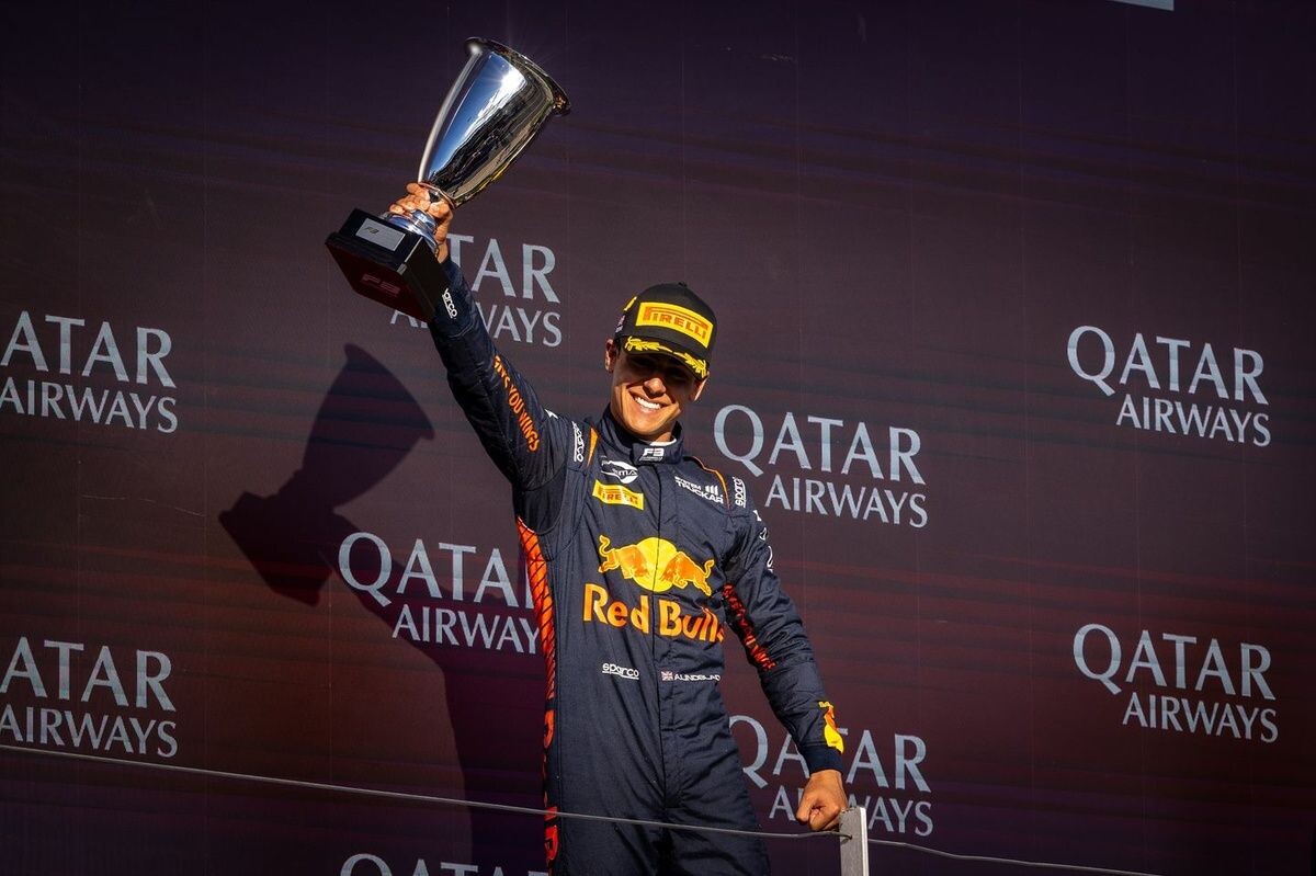 トップにまさかのペナルティ！　レッドブル育成リンドブラッドが繰り上がりで初優勝｜FIA F2ジェッダ スプリントレース