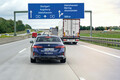 BMWの“Highway Assistant（ハイウェイ アシスタント）”をアウトバーンでテスト　制限速度なしの高速道路でも両手を離して走行可能かをチェック！