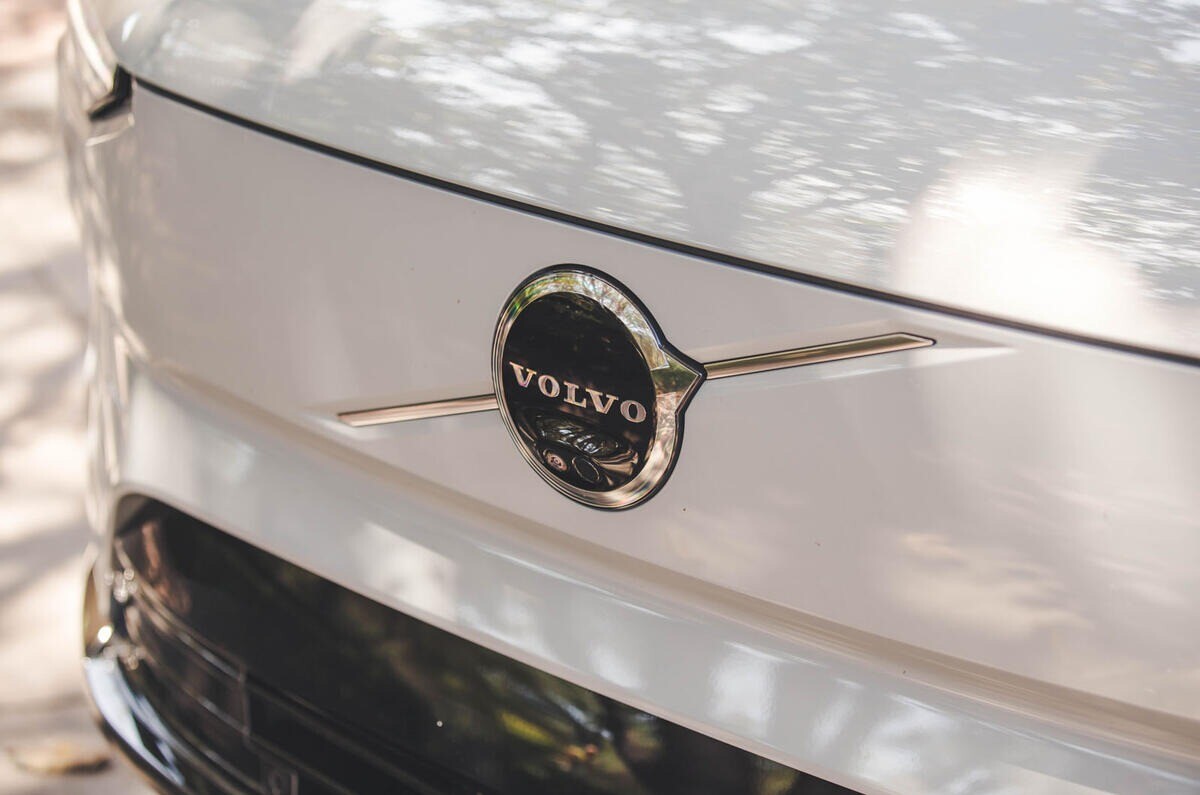 ボルボ新型「ES90」　全長4.9m、同社初の "高級電動セダン" 来年3月に公開へ　BMW i5などに対抗