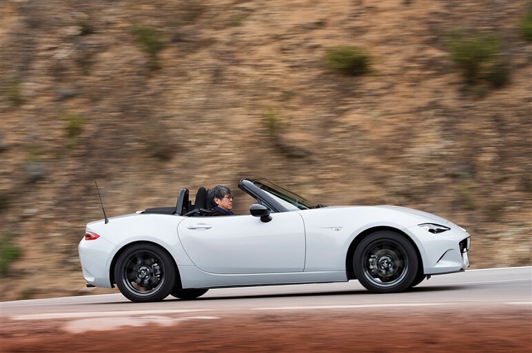 アウディ TTロードスター試乗、マツダ ロードスターと比較した