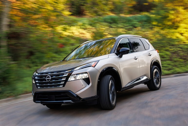 シャープなグリルの新しい「エクストレイル」が発売間近で一部グレードが受注停止に…何がどう変わりそう？