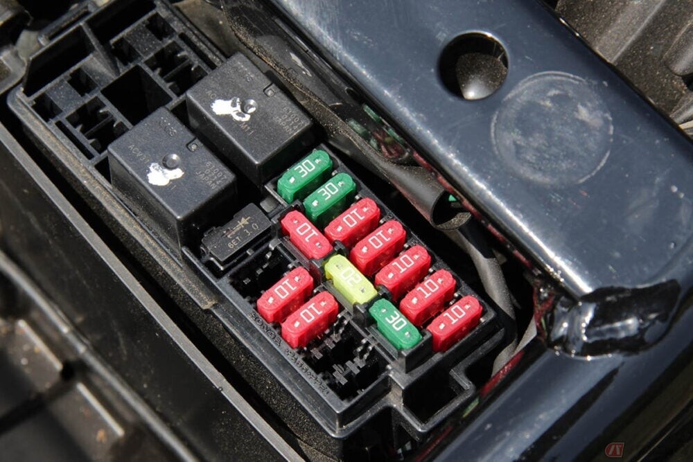 電気回路を守る小さな守護神!! 電気経路に組み込まれる「ヒューズ」とは？ どんな役割を果たすの？