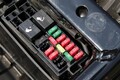 電気回路を守る小さな守護神!! 電気経路に組み込まれる「ヒューズ」とは？ どんな役割を果たすの？