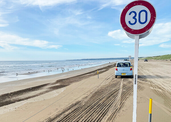 日本唯一「砂浜が道路」の奇景！どっからどこまで道路なのwww ただ”走っちゃヤバイ場所”もある!?