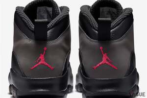 赤い“ジャンプマンロゴ”がアクセント！「エアジョーダン10」のオリジナルカラー“シャドー”が待望の復刻！ 重厚なダークトーンが足元を引き締めます