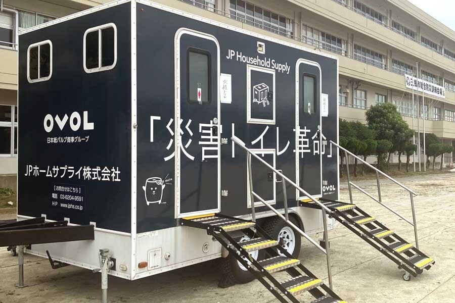 災害時のトイレ問題、「8割の自治体」が無計画？ トイレトレーラーが拓く命を守る新常識とは