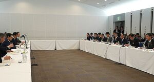 赤澤経産相、JMSを視察　自動車メーカートップらと懇談　米関税・半導体・税制改正で意見交換