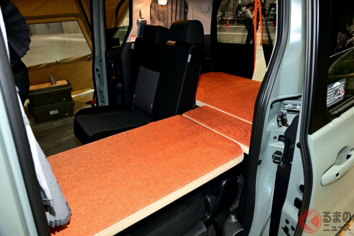 トヨタ斬新「シエンタ“車中泊仕様”」実車展示！ 「オシャレなベッド」装備＆“DIY”カンタン取付可能！ すぐ爆睡できて超便利な「ベッドキット仕様」に熱視線！（くるまのニュース）  | 自動車情報・ニュース - carview!