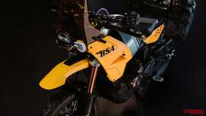 普通二輪免許で乗れるBSA！ 新型アドベンチャー「サンダーボルト」は水冷単気筒に左右非対称デザインを採用【EICMA】