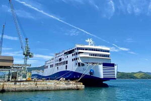 出航したフェリーが「海自の潜水艦」に遭遇！ まるで映画のワンシーン!?なショットが公開される