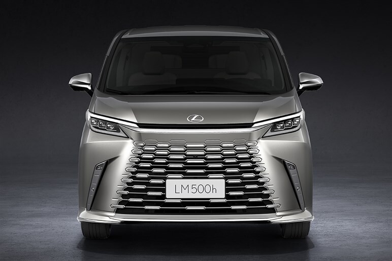 レクサス「LM」が前年比477%増と売れまくり。1500万円超の高額車をヒットさせるトヨタの“したたかさ”