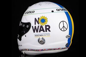 F1王者ベッテル、”ウクライナ国旗”カラーのヘルメットでテスト参加＆ドライバー全員で”No War”連帯示す