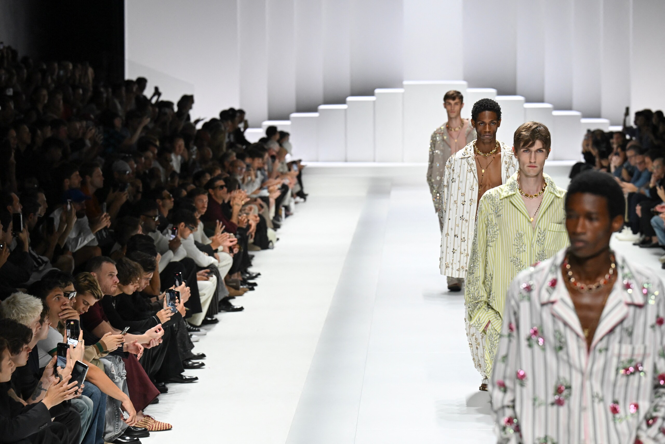 ドルチェ&ガッバーナ、ミラノ・ファッションウィークでパジャマを大胆に再解釈