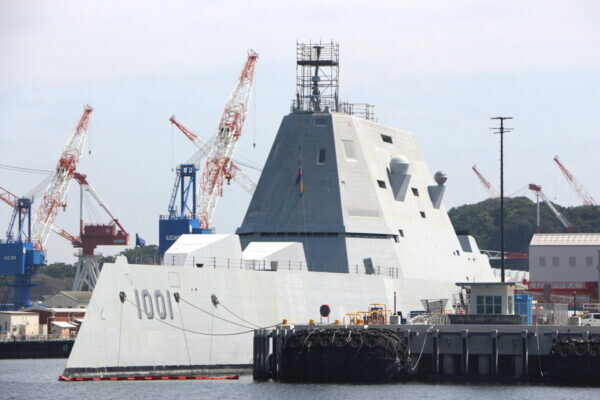 日米の「最新ステルス艦」が横須賀で顔を合わせた！“ピラミッドみたいな外観”の2隻が揃う