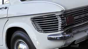 斬新「超絶スタイリング」「”本物の“自動車の音がする」贅沢すぎるメカニズムも装備したマツダ キャロル（初代）