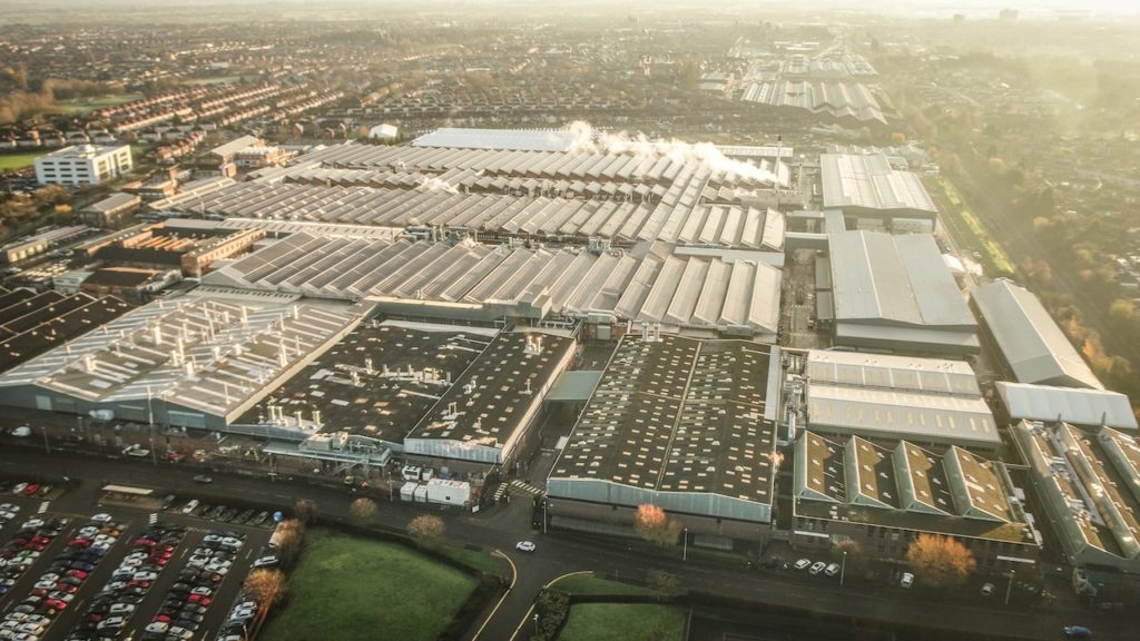 ベントレー、クルー工場に英国最大のソーラーカーポートを設置