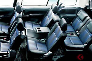 トヨタの「ロールーフ“スライドドア”ミニバン」がスゴい！ 全長4.6m級で「ひろびろ開口部」の「ちょうどイイサイズ」！ 斬新フルフラットシートも便利な「アイシス」に注目！