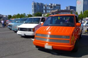 いまだに見かける！「米国製ミニバン」大ヒットしたのお忘れか？ 日本で売れる “アメ車の法則” とは