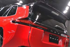 トヨタ新型「RAV4」25年度中発売！ 斬新“サメ顔”＆パワフルユニット搭載！ 「ハリアー」との差別化どうなる？ 高級化が進む「人気SUV」現行オーナーが注目するポイントとは？