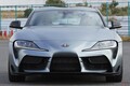 日本の大きなナンバーがクルマをカッコ悪くする？ 新型スープラはいったいどこに