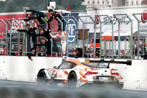 スーパーGT2023年シーズンの年間王者は36号車「auトムスGRスープラ」に輝く！ 3号車「ニテラモチュールZ」は雨に嫌われました