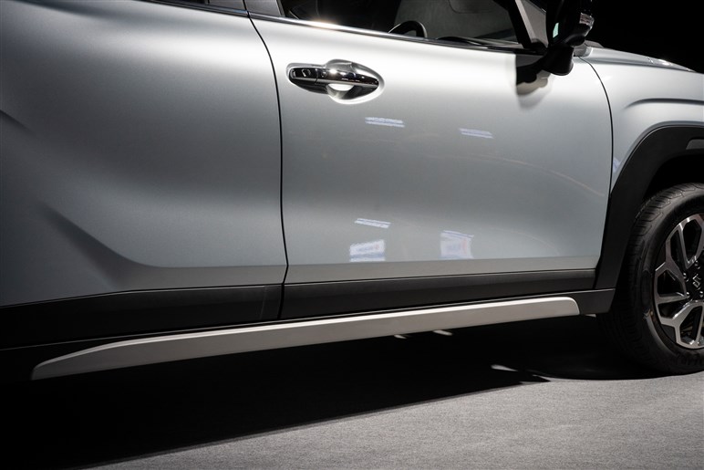 【250万円越え】新型コンパクトSUV「フロンクス」は“スズキの高級車”の悪夢を払拭できるのか？