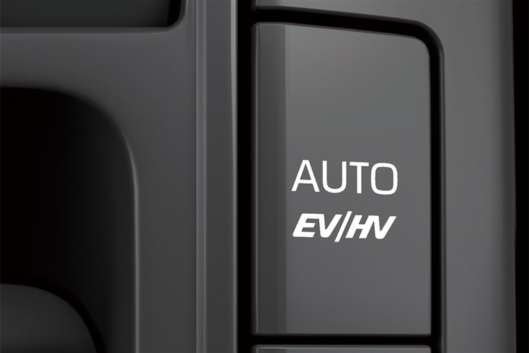 PHEV「Z」より70万円、HVよりも安い!? いろいろ衝撃なプリウスPHEV「G」のお買い得度