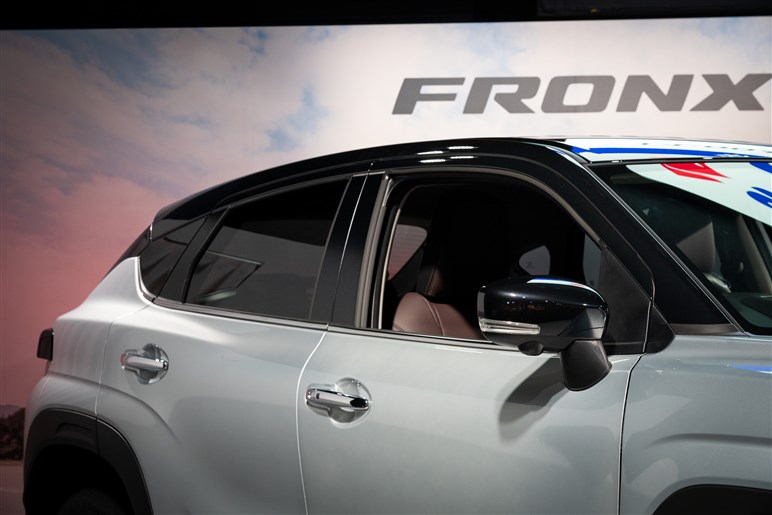 【250万円越え】新型コンパクトSUV「フロンクス」は“スズキの高級車”の悪夢を払拭できるのか？