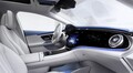 メルセデスがEクラスに相当する電気自動車「EQE」を公開。広い室内やクーペ風デザインに注目