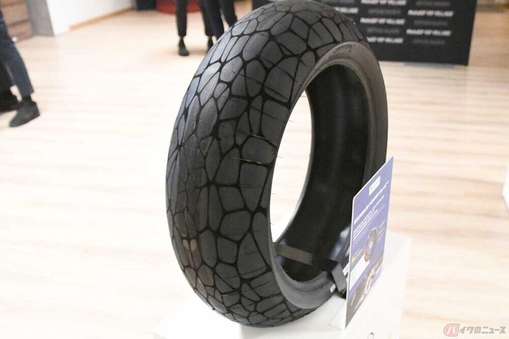 サスティナブル素材50％超の2024年MotoEタイヤ　ミシュランのピエロ・タラマッソさんに聞く独特なデザインの意味とは