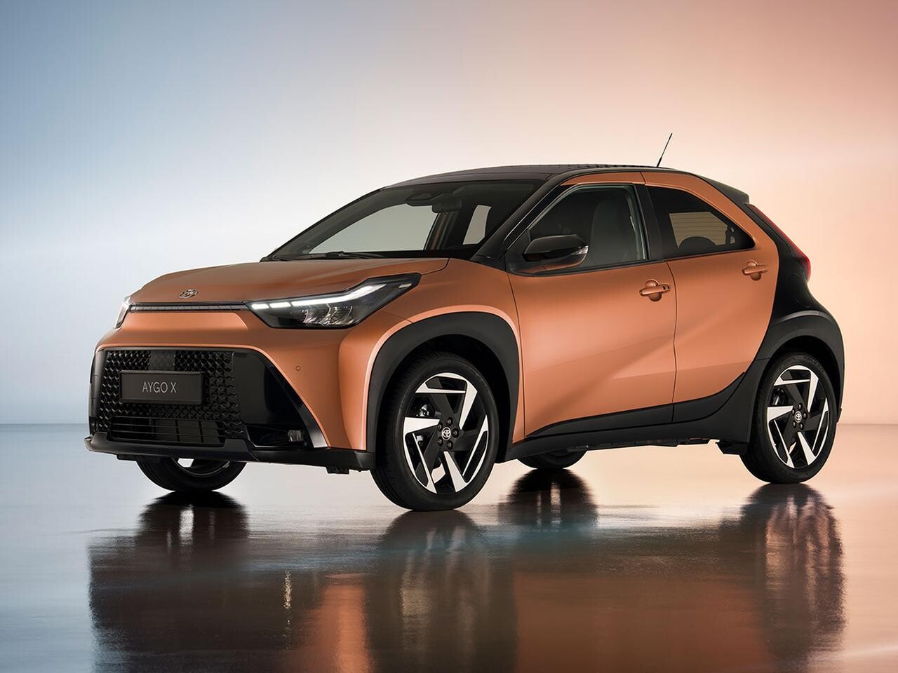 欧州向けトヨタのコンパクトSUV「アイゴX 」がストロングハイブリッドに大変身！「GRスポーツ」グレードも登場