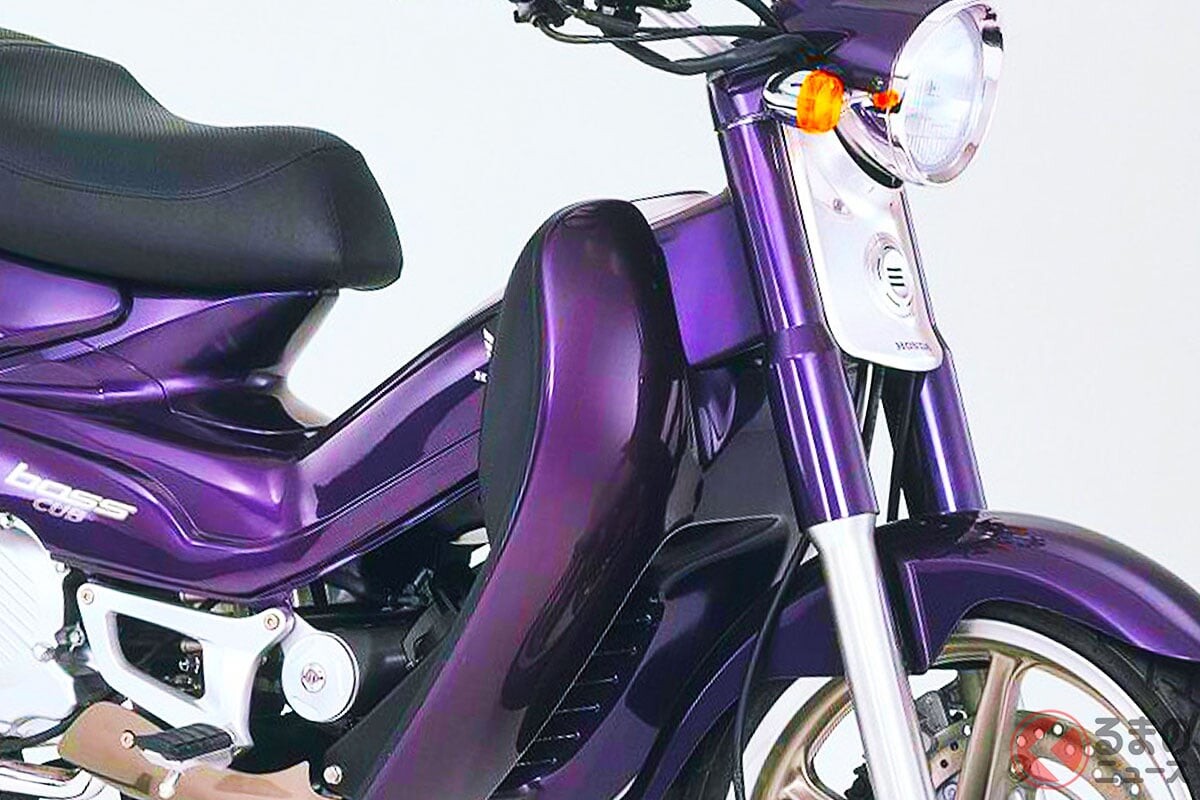 大排気量のホンダ「スーパーカブ」開発してた！ “250cc”水冷エンジン搭載した「本気モデル」！ ビッグボディ＆巨大ホイールが超カッコイイ！ 衝撃のバイク「ボスカブ」コンセプトが凄かった！