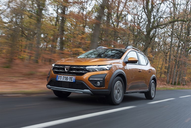 【実は】24年欧州で1番売れたダチア「サンデロ」。そのSUV版“ステップウェイ”が新型に…価格も超激安