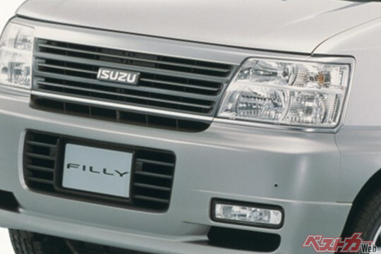 ん？　日産じゃない!?　よく見ればいすゞのバッジ!?　エルグランドの姉妹車ファーゴ・フィリー！