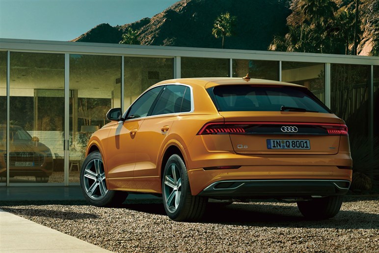 【ほぼ量産型】アウディの新型SUV「Q9」の巨大グリルが見えた！ 最高級ド迫力モデルの公開は26年前半