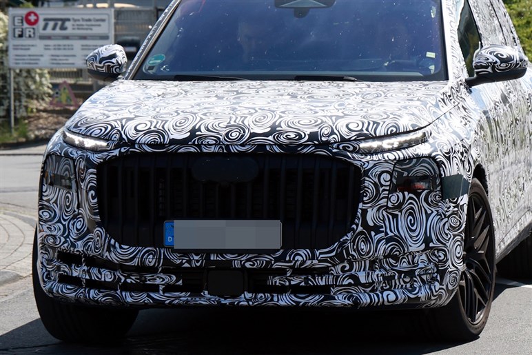 【ほぼ量産型】アウディの新型SUV「Q9」の巨大グリルが見えた！ 最高級ド迫力モデルの公開は26年前半