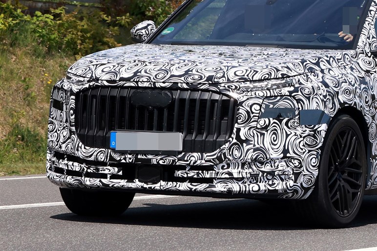 【ほぼ量産型】アウディの新型SUV「Q9」の巨大グリルが見えた！ 最高級ド迫力モデルの公開は26年前半