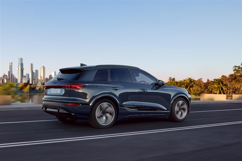 【ほぼ量産型】アウディの新型SUV「Q9」の巨大グリルが見えた！ 最高級ド迫力モデルの公開は26年前半
