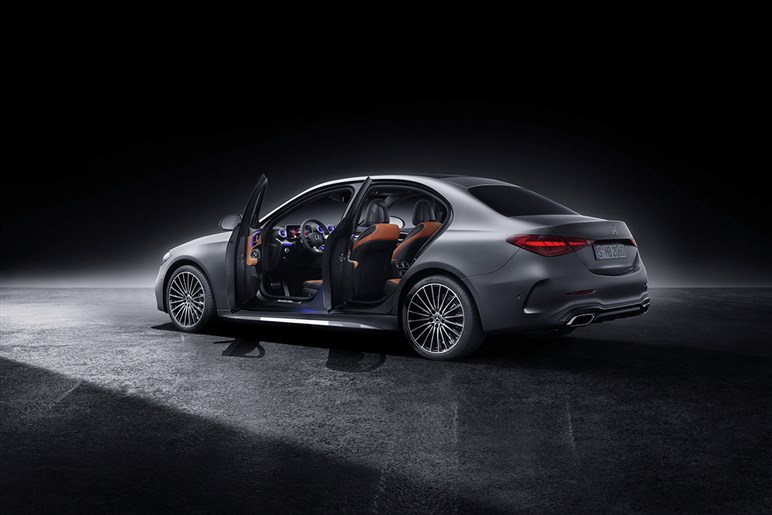 【詳細解説】メルセデスベンツ新型「Cクラス」の変更点は？ 星型LEDなど見どころ多数…26年登場