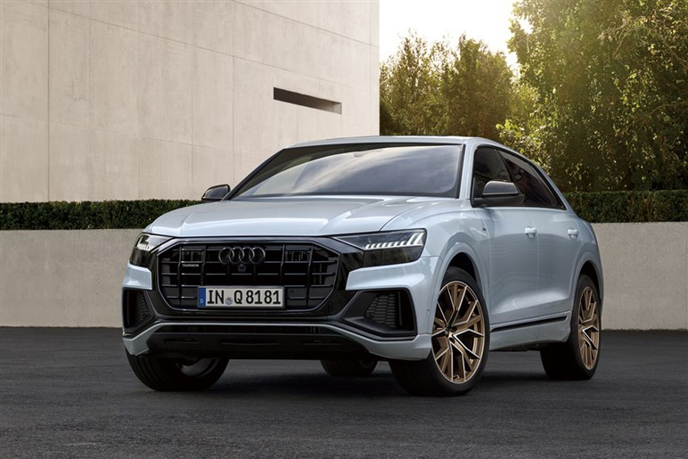 【ほぼ量産型】アウディの新型SUV「Q9」の巨大グリルが見えた！ 最高級ド迫力モデルの公開は26年前半