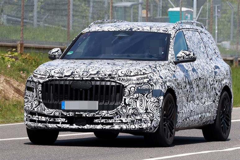 【ほぼ量産型】アウディの新型SUV「Q9」の巨大グリルが見えた！ 最高級ド迫力モデルの公開は26年前半