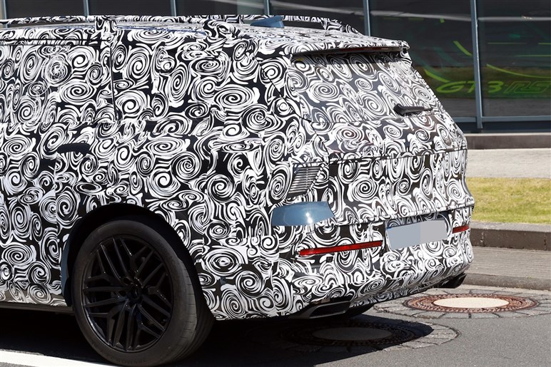 【ほぼ量産型】アウディの新型SUV「Q9」の巨大グリルが見えた！ 最高級ド迫力モデルの公開は26年前半
