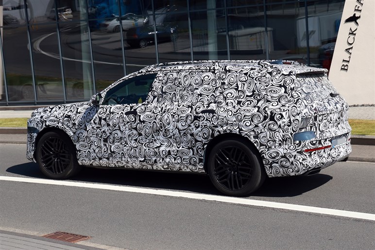 【ほぼ量産型】アウディの新型SUV「Q9」の巨大グリルが見えた！ 最高級ド迫力モデルの公開は26年前半
