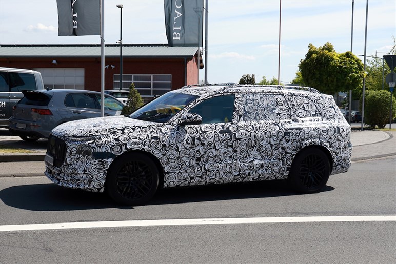 【ほぼ量産型】アウディの新型SUV「Q9」の巨大グリルが見えた！ 最高級ド迫力モデルの公開は26年前半