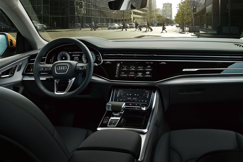 【ほぼ量産型】アウディの新型SUV「Q9」の巨大グリルが見えた！ 最高級ド迫力モデルの公開は26年前半