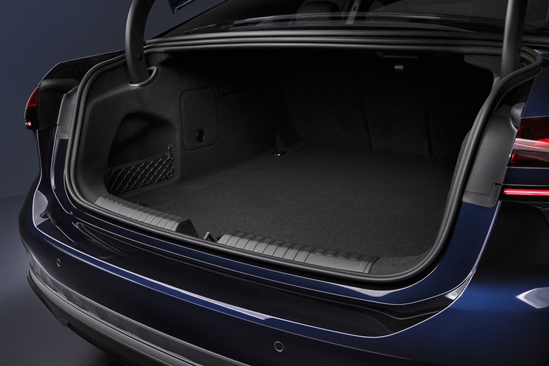 【ほぼ量産型】アウディの新型SUV「Q9」の巨大グリルが見えた！ 最高級ド迫力モデルの公開は26年前半