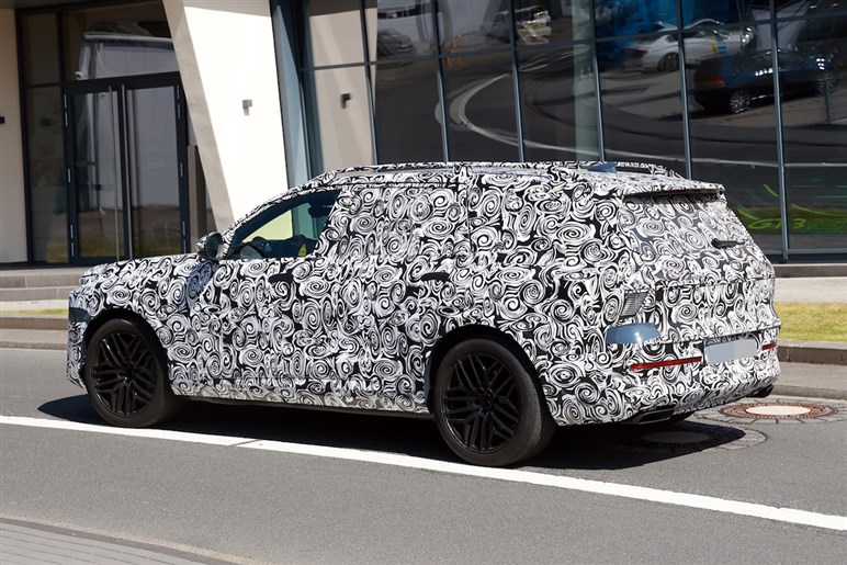 【ほぼ量産型】アウディの新型SUV「Q9」の巨大グリルが見えた！ 最高級ド迫力モデルの公開は26年前半